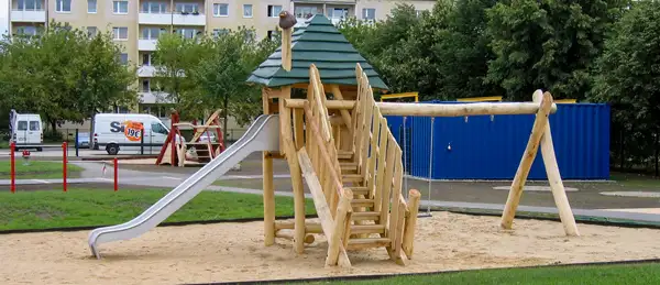 TOUR DE JEUX AVEC PORTIQUE BALANÇOIRE. SPIELART